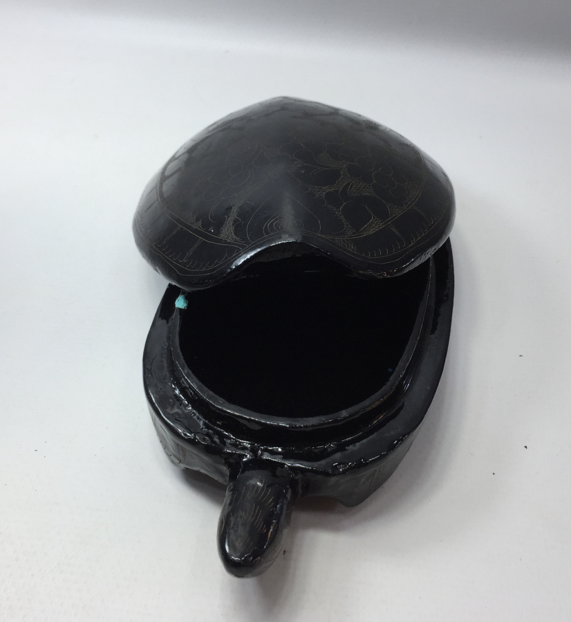 ÜZERİ İŞLEMELİ 1900 BAŞLARI PAPİER MACHE KAPLUMBAĞA FORMUNDA KUTU