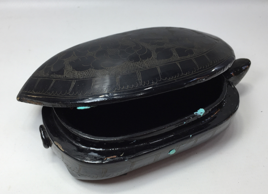 ÜZERİ İŞLEMELİ 1900 BAŞLARI PAPİER MACHE KAPLUMBAĞA FORMUNDA KUTU