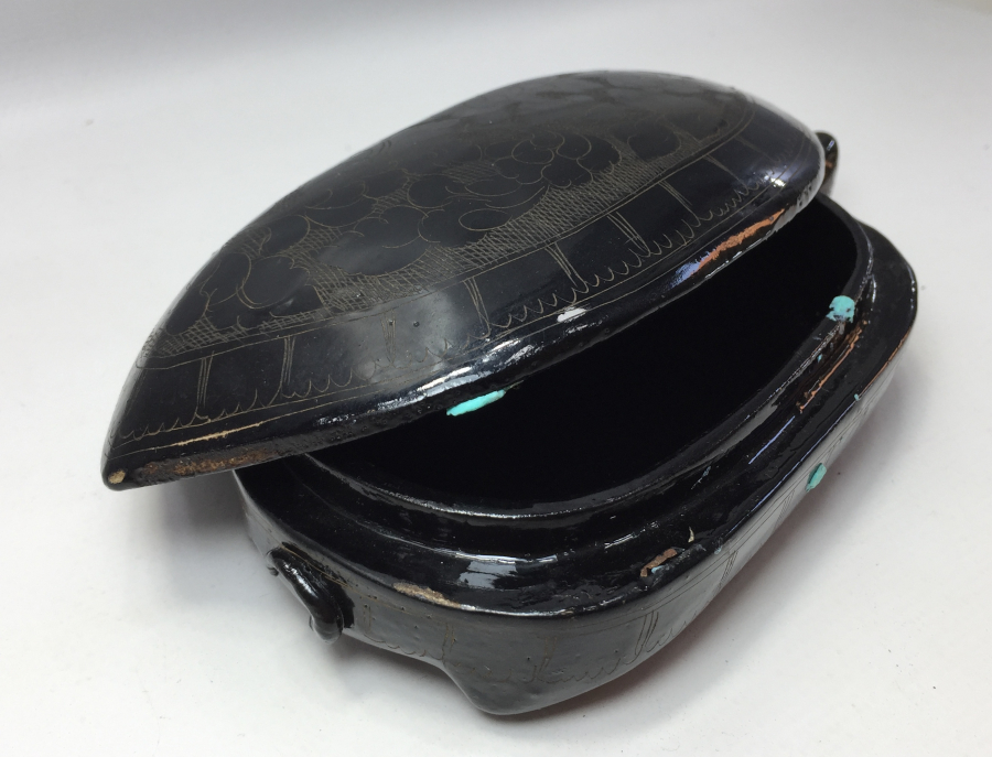 ÜZERİ İŞLEMELİ 1900 BAŞLARI PAPİER MACHE KAPLUMBAĞA FORMUNDA KUTU