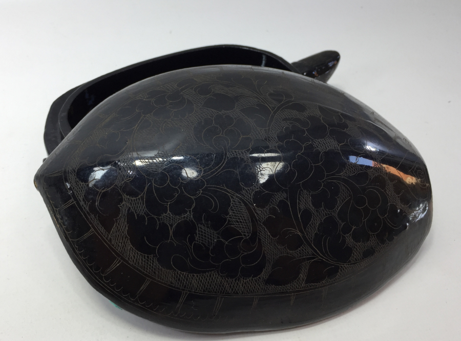 ÜZERİ İŞLEMELİ 1900 BAŞLARI PAPİER MACHE KAPLUMBAĞA FORMUNDA KUTU