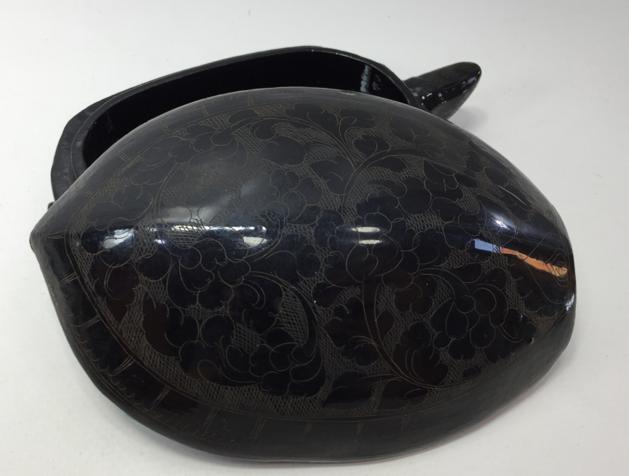 ÜZERİ İŞLEMELİ 1900 BAŞLARI PAPİER MACHE KAPLUMBAĞA FORMUNDA KUTU