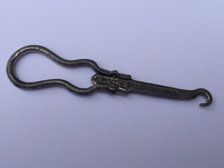 1900 BAŞLARI İŞLEMELİ POTİN BAĞLAMA ALETİ