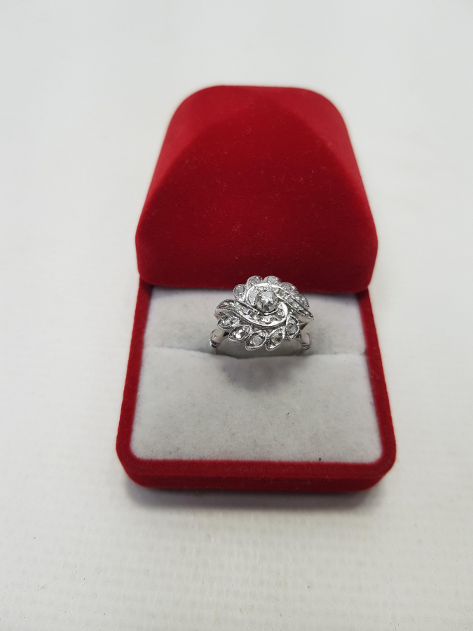 ÇİÇEK FORMLU PIRLANTA YÜZÜK