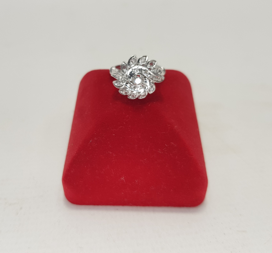 ÇİÇEK FORMLU PIRLANTA YÜZÜK