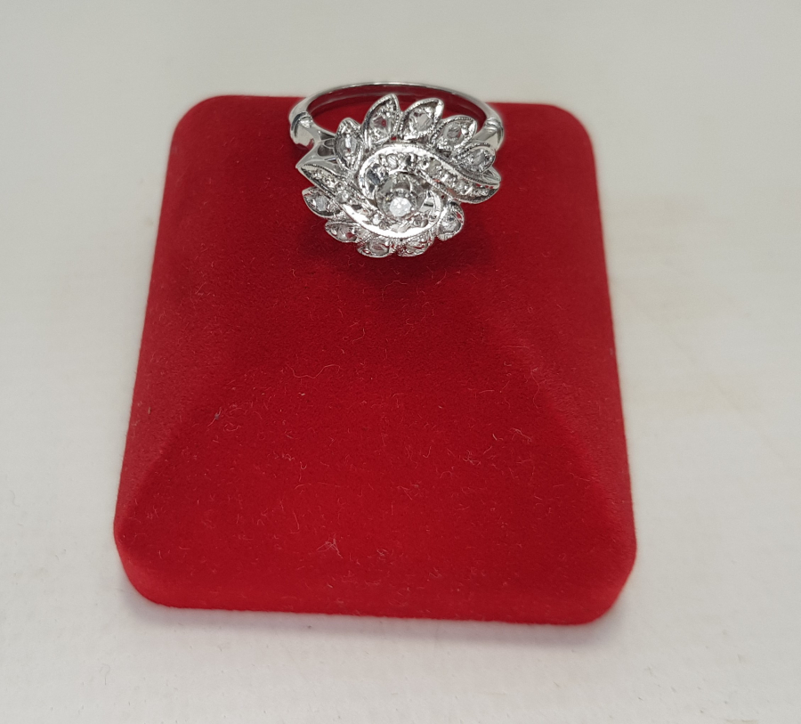 ÇİÇEK FORMLU PIRLANTA YÜZÜK