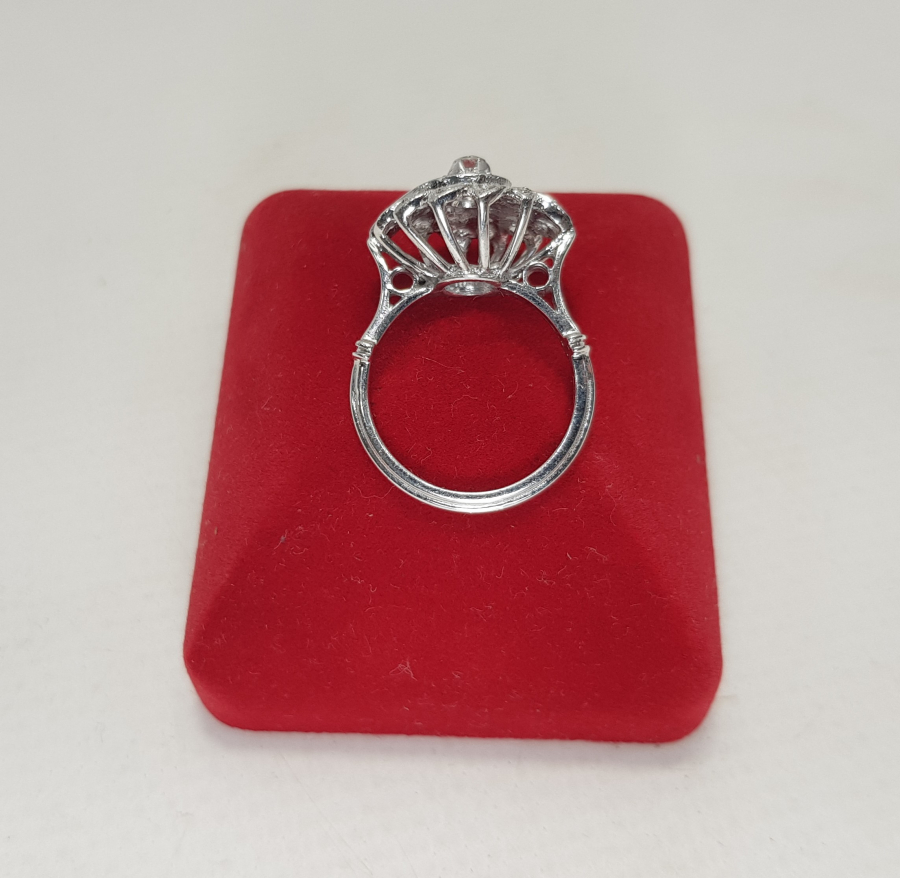 ÇİÇEK FORMLU PIRLANTA YÜZÜK