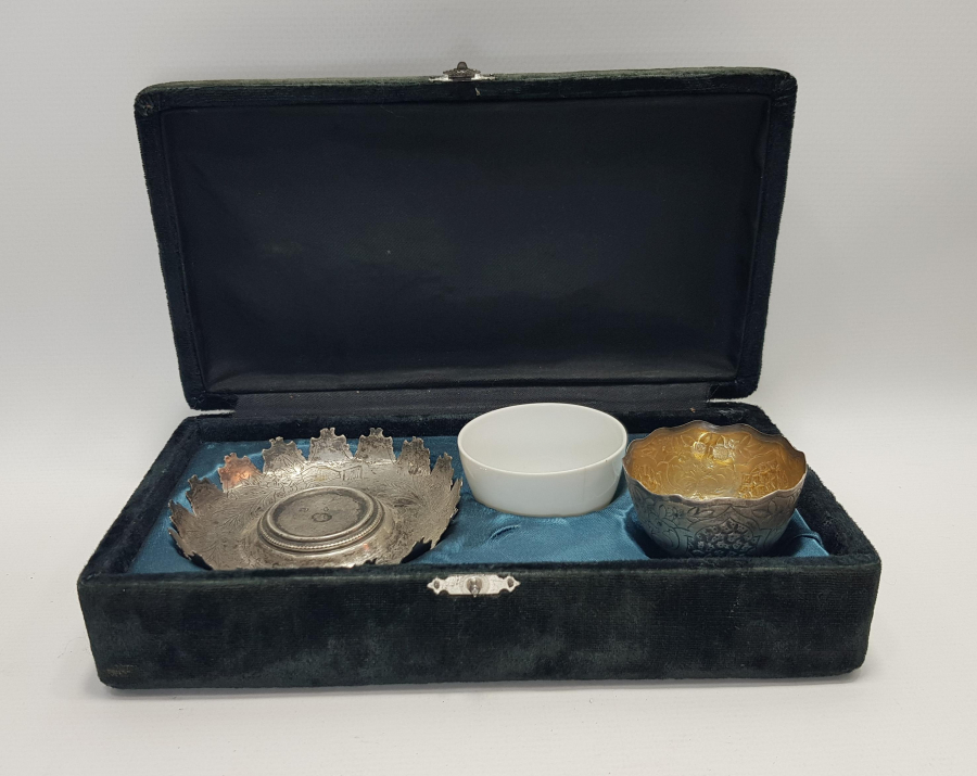 KUTUSUNDA TUĞRA VE SAH DAMGALI GÜMÜŞ FİNCAN SETİ