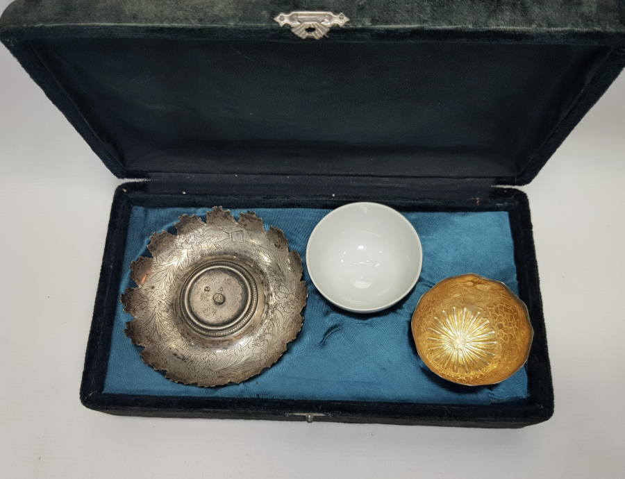 KUTUSUNDA TUĞRA VE SAH DAMGALI GÜMÜŞ FİNCAN SETİ