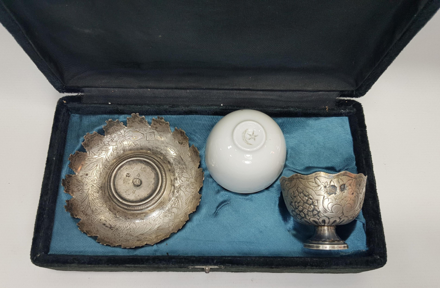 KUTUSUNDA TUĞRA VE SAH DAMGALI GÜMÜŞ FİNCAN SETİ