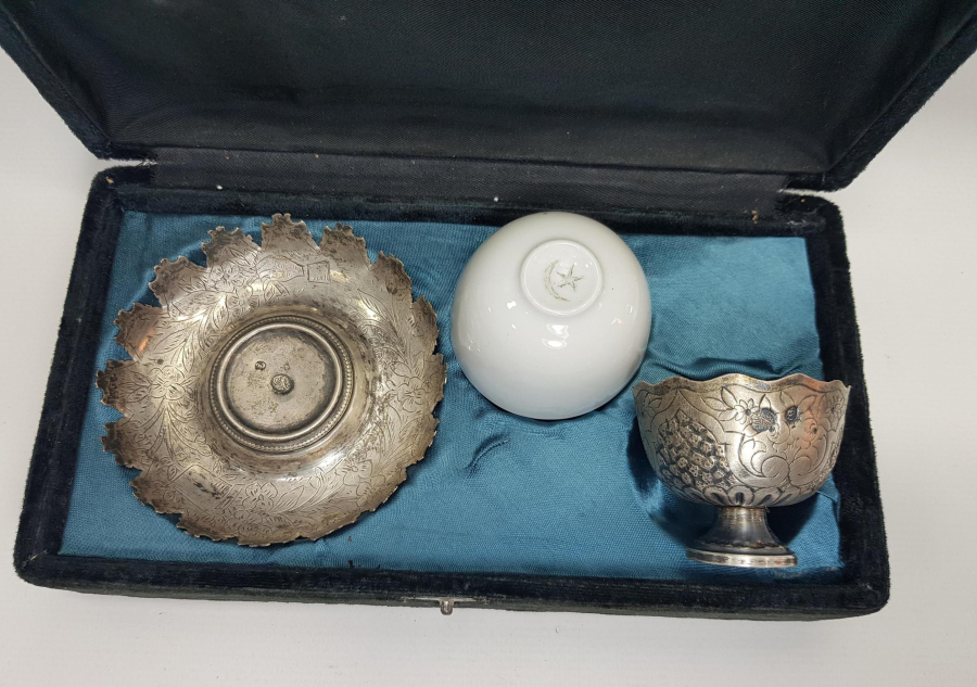 KUTUSUNDA TUĞRA VE SAH DAMGALI GÜMÜŞ FİNCAN SETİ