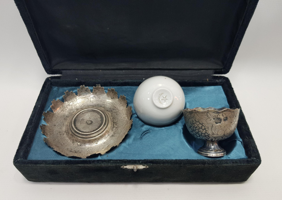 KUTUSUNDA TUĞRA VE SAH DAMGALI GÜMÜŞ FİNCAN SETİ