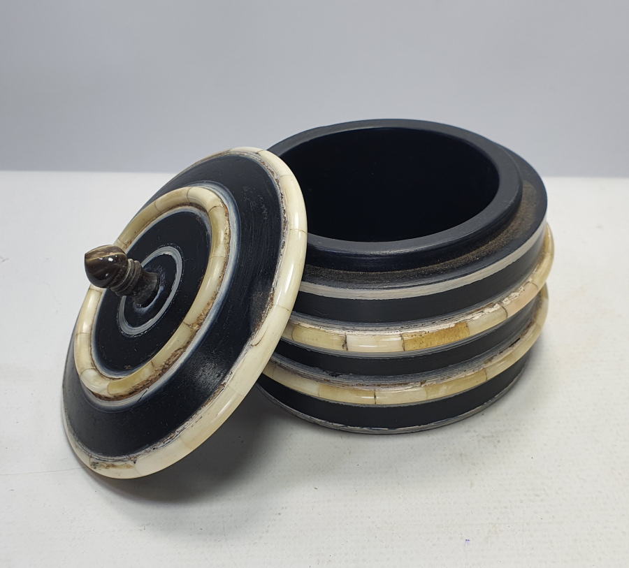 AHŞAP BOYNUZ VE KEMİKTEN OLUŞAN TESBİH KUTUSU