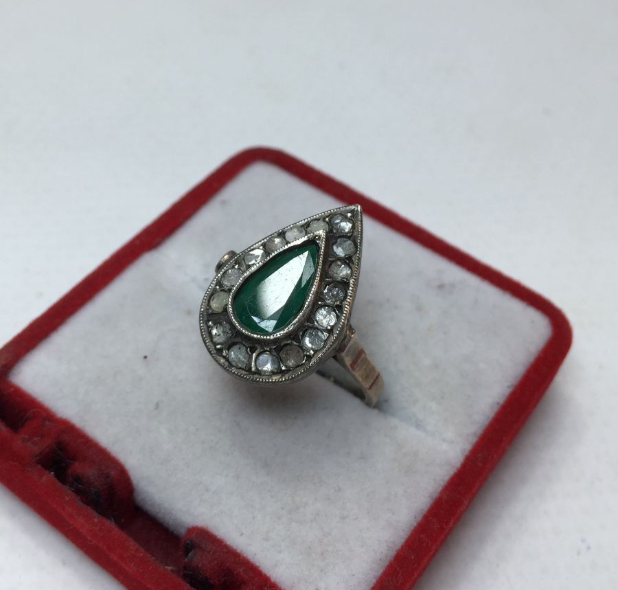 DAMLA MODEL ÜZERİ ZÜMRÜT VE ELMAS TAŞLI YÜZÜK