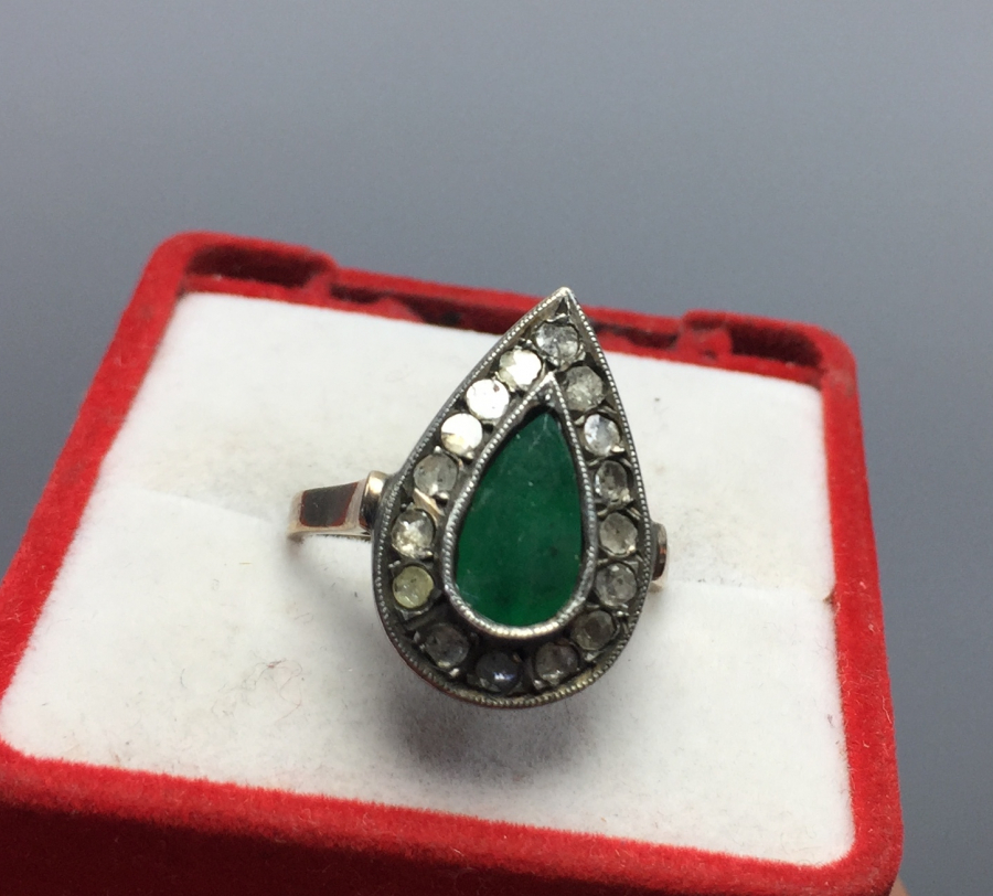 DAMLA MODEL ÜZERİ ZÜMRÜT VE ELMAS TAŞLI YÜZÜK