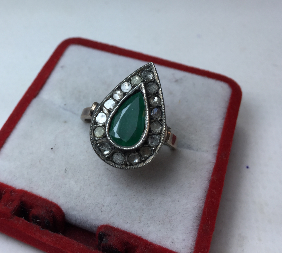 DAMLA MODEL ÜZERİ ZÜMRÜT VE ELMAS TAŞLI YÜZÜK