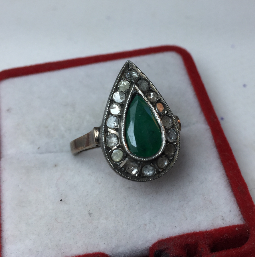 DAMLA MODEL ÜZERİ ZÜMRÜT VE ELMAS TAŞLI YÜZÜK