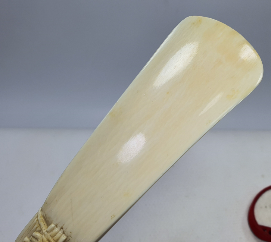 FİL DİŞİNDEN MAMUL BÜYÜK BOY AYAKKABI ÇEKECEĞİ