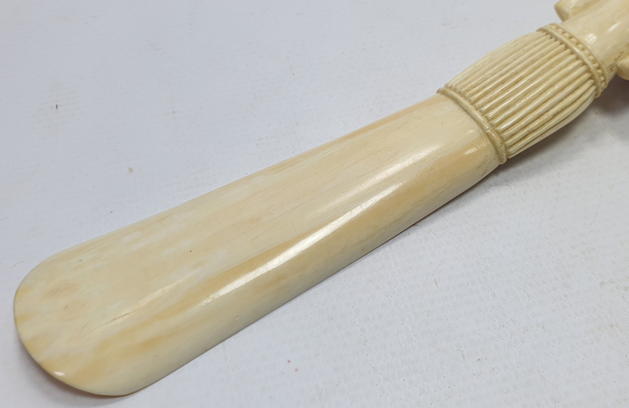 FİL DİŞİNDEN MAMUL BÜYÜK BOY AYAKKABI ÇEKECEĞİ