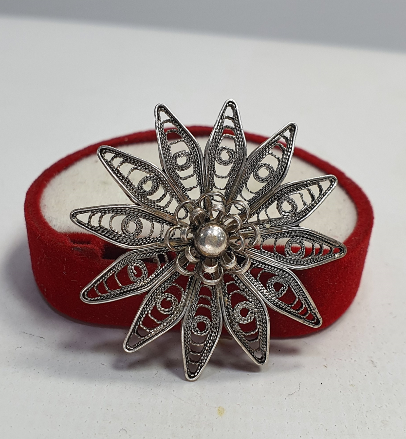 GÜNEŞ VE ÇİÇEK FORMLU TELKARİ İŞÇİLİKLİ GÜMÜŞ BROŞ