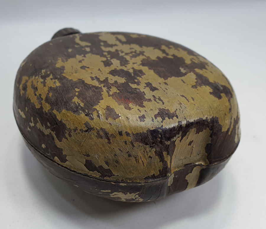 NADİR FORMDA AHŞAP KAPLI ASKERİ MATARA