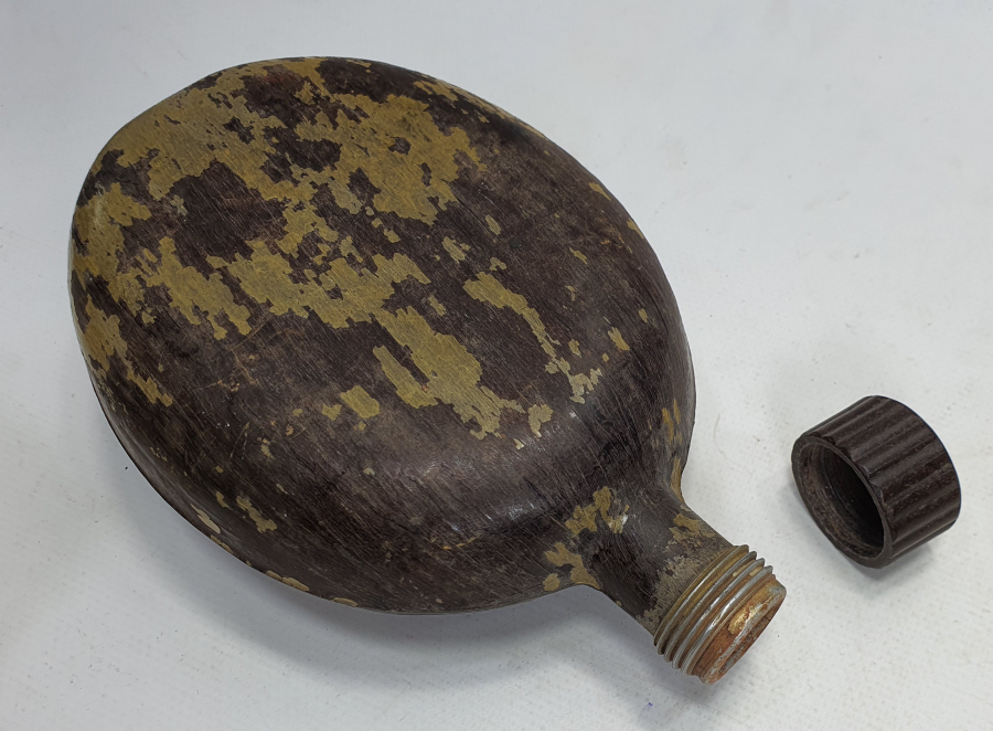 NADİR FORMDA AHŞAP KAPLI ASKERİ MATARA