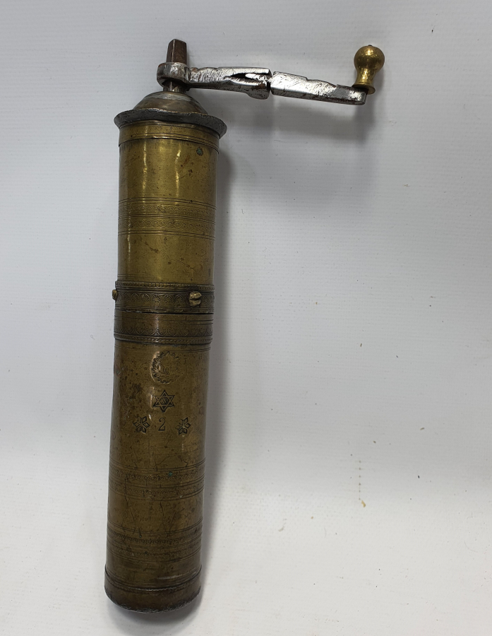 OSMANLI DÖNEMİ ÜZERİNDE OSMANLI DEVLET ARMASI VE İBRANİCE YAZI BULUNAN KAHVE DEĞİRMENİ 