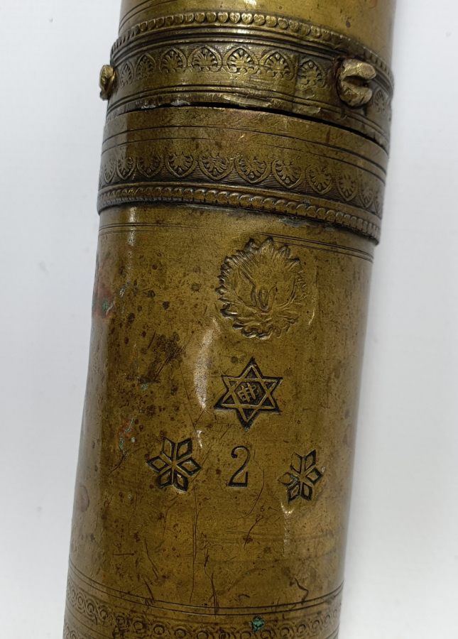 OSMANLI DÖNEMİ ÜZERİNDE OSMANLI DEVLET ARMASI VE İBRANİCE YAZI BULUNAN KAHVE DEĞİRMENİ 