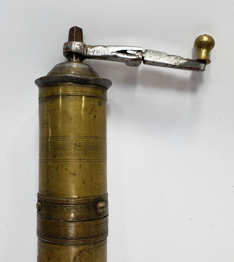 OSMANLI DÖNEMİ ÜZERİNDE OSMANLI DEVLET ARMASI VE İBRANİCE YAZI BULUNAN KAHVE DEĞİRMENİ 