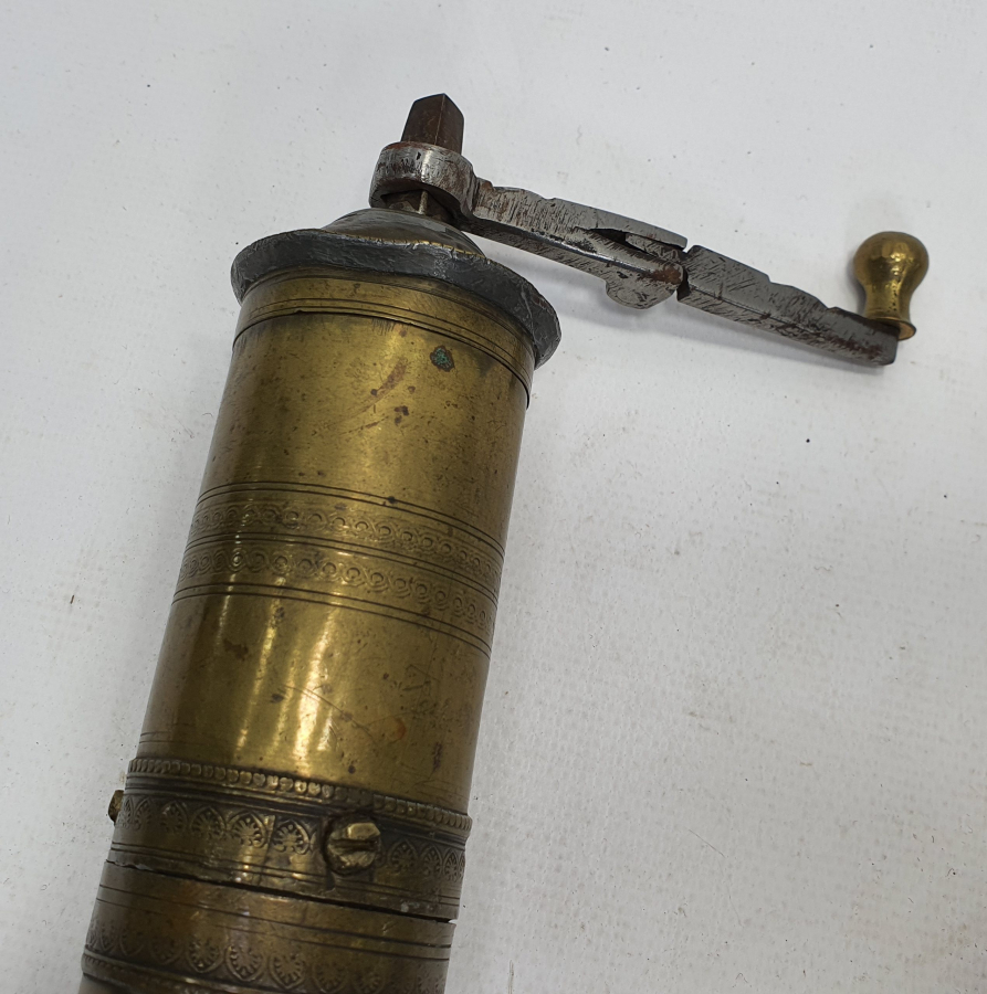 OSMANLI DÖNEMİ ÜZERİNDE OSMANLI DEVLET ARMASI VE İBRANİCE YAZI BULUNAN KAHVE DEĞİRMENİ 