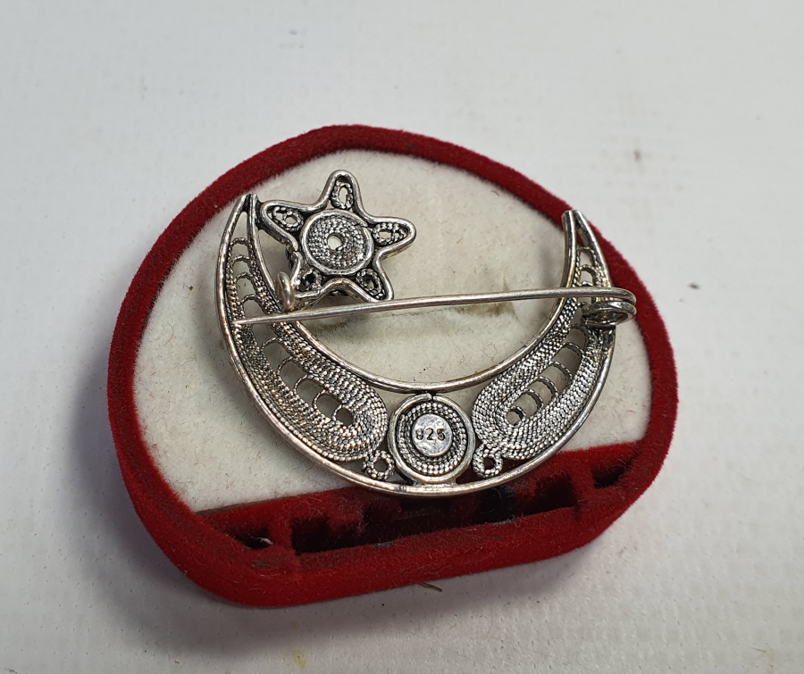 TELKARİ İŞÇİLİKLİ AY YILDIZLI AKİK TAŞLI GÜMÜŞ BROŞ