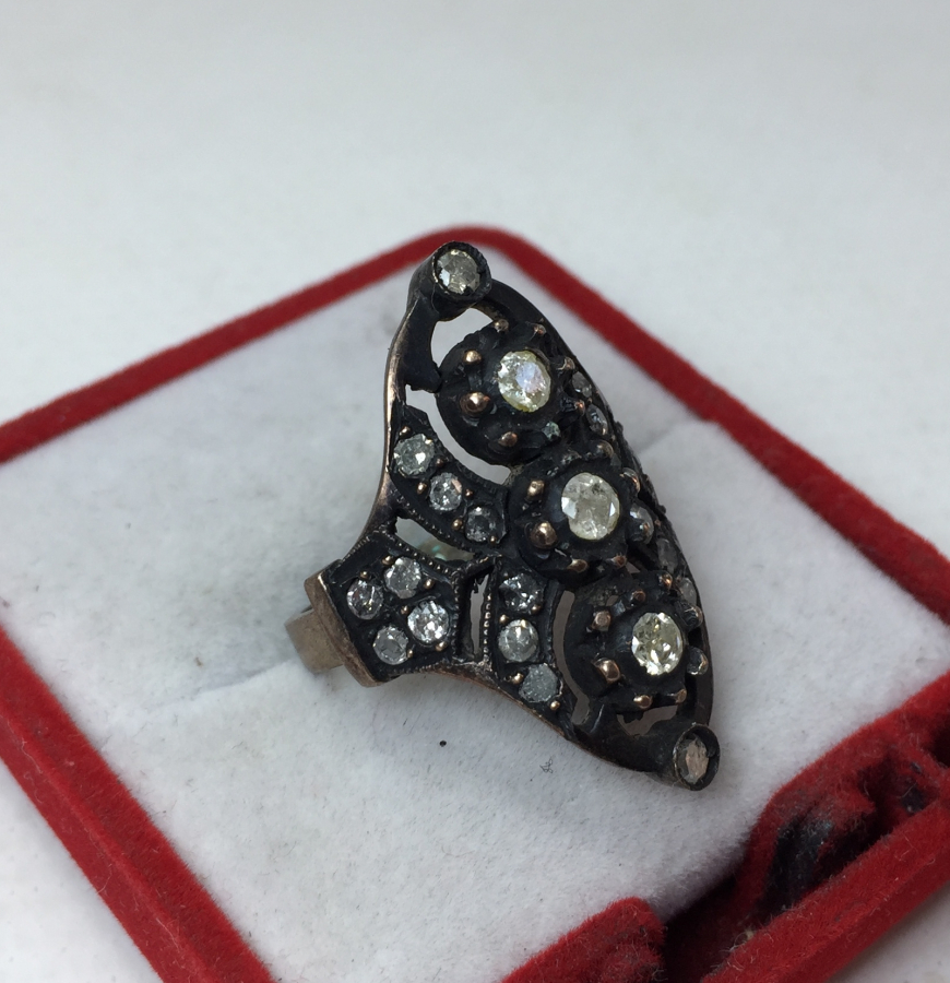 ÜZERİ ÖZEL KESİM ELMAS TAŞLARLA SÜSLÜ ÖZEL YAPIM YÜZÜK