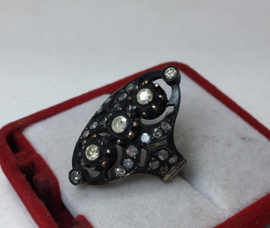 ÜZERİ ÖZEL KESİM ELMAS TAŞLARLA SÜSLÜ ÖZEL YAPIM YÜZÜK