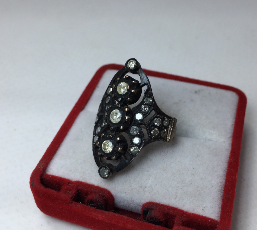 ÜZERİ ÖZEL KESİM ELMAS TAŞLARLA SÜSLÜ ÖZEL YAPIM YÜZÜK