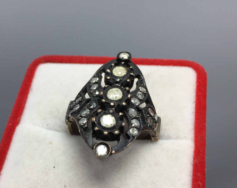 ÜZERİ ÖZEL KESİM ELMAS TAŞLARLA SÜSLÜ ÖZEL YAPIM YÜZÜK