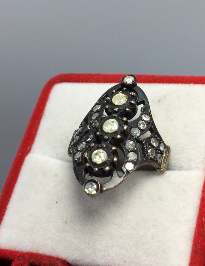 ÜZERİ ÖZEL KESİM ELMAS TAŞLARLA SÜSLÜ ÖZEL YAPIM YÜZÜK