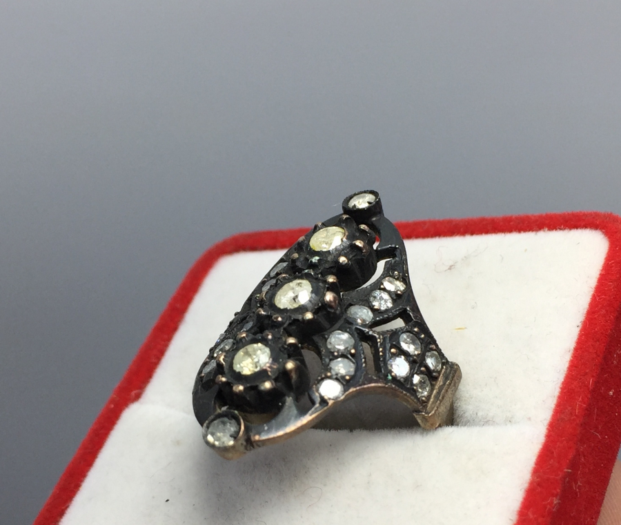 ÜZERİ ÖZEL KESİM ELMAS TAŞLARLA SÜSLÜ ÖZEL YAPIM YÜZÜK