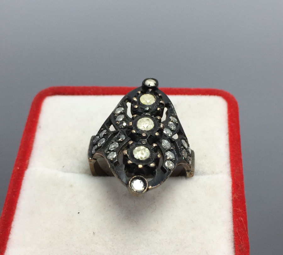 ÜZERİ ÖZEL KESİM ELMAS TAŞLARLA SÜSLÜ ÖZEL YAPIM YÜZÜK