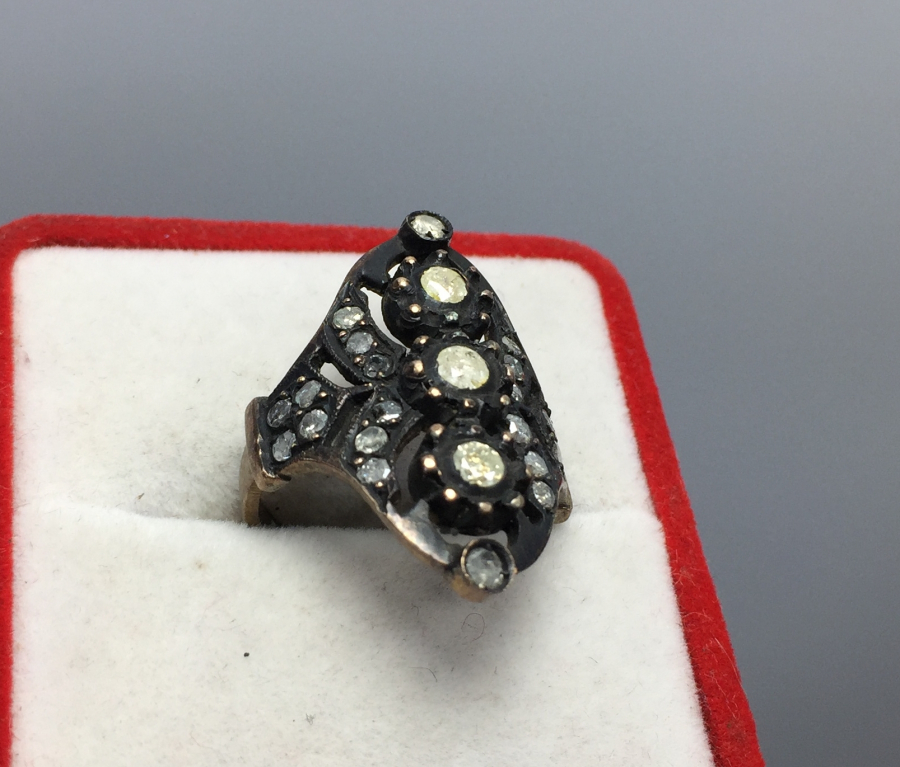 ÜZERİ ÖZEL KESİM ELMAS TAŞLARLA SÜSLÜ ÖZEL YAPIM YÜZÜK