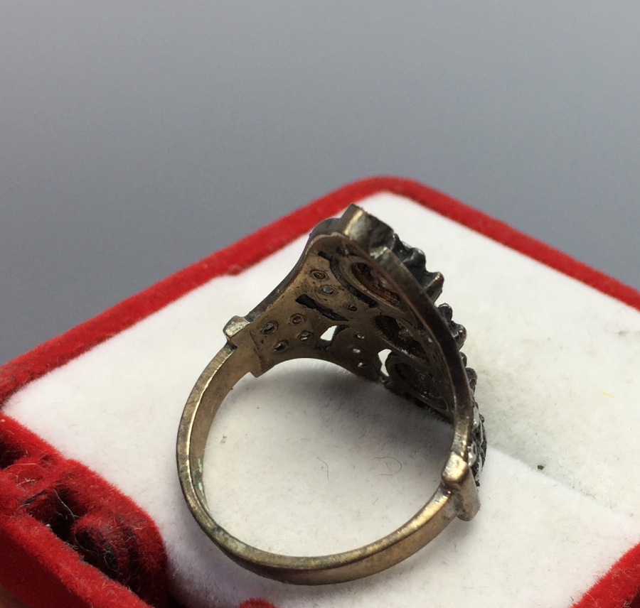 ÜZERİ ÖZEL KESİM ELMAS TAŞLARLA SÜSLÜ ÖZEL YAPIM YÜZÜK