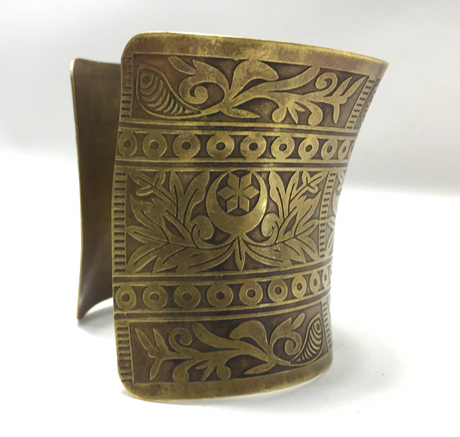 ÜZERİNDE AY YILDIZ MOTİFLERİ BULUNAN KALIN BİLEZİK