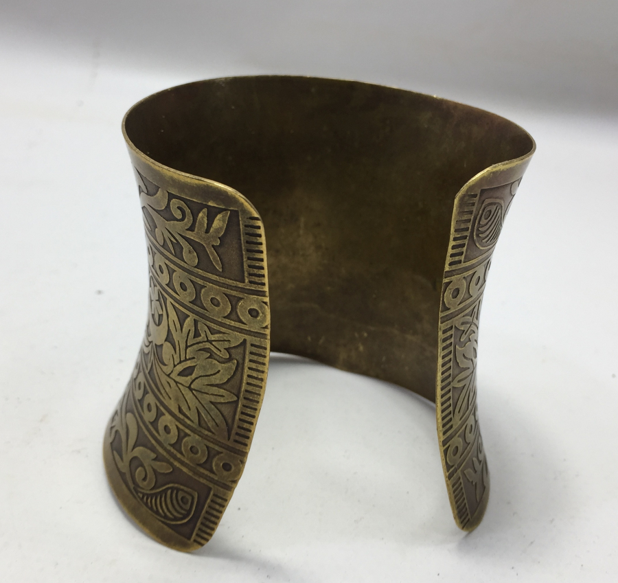 ÜZERİNDE AY YILDIZ MOTİFLERİ BULUNAN KALIN BİLEZİK