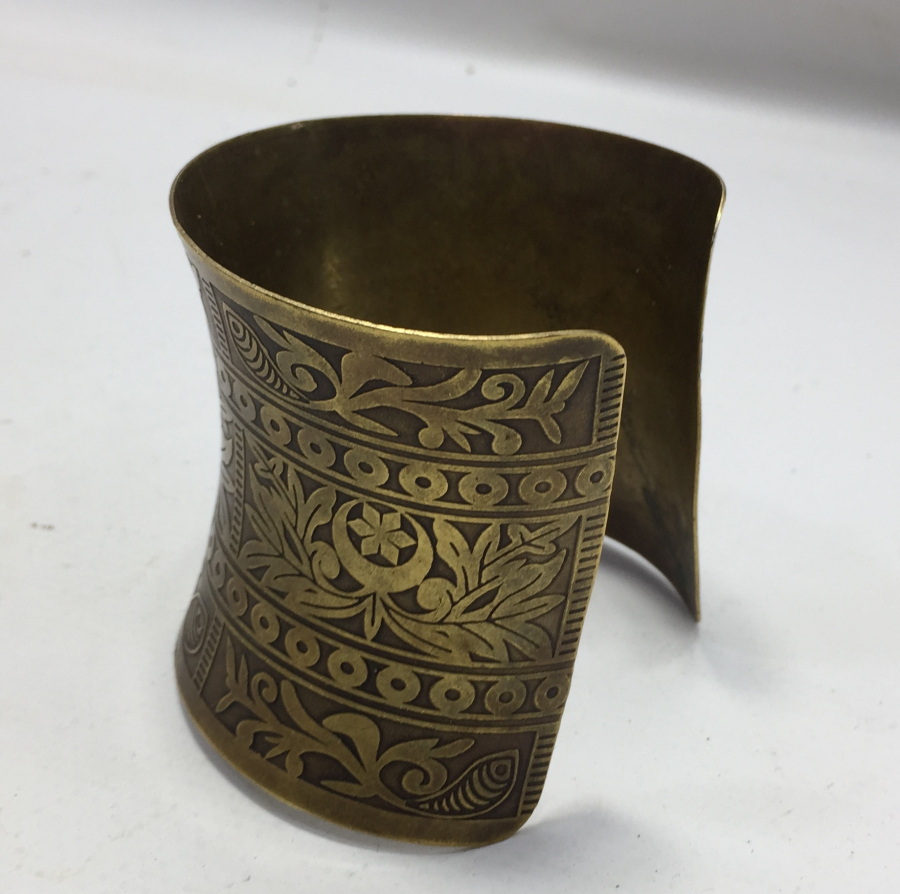 ÜZERİNDE AY YILDIZ MOTİFLERİ BULUNAN KALIN BİLEZİK