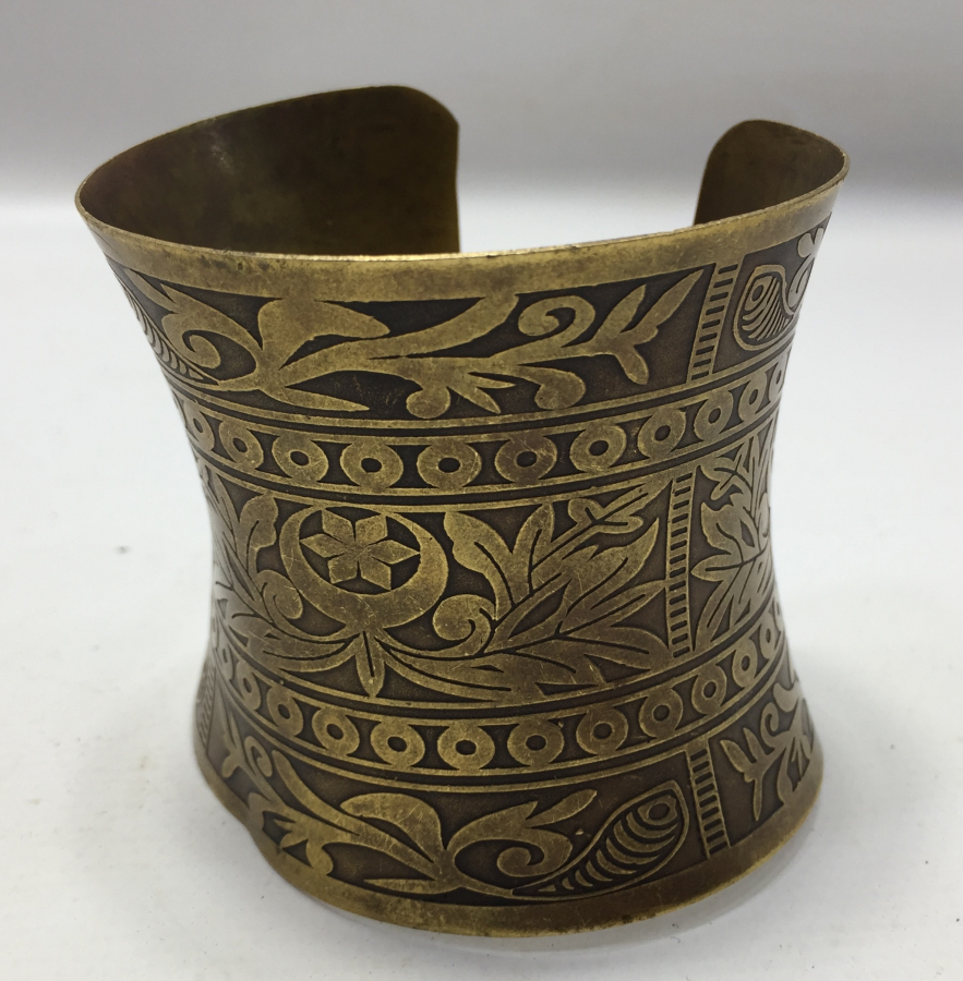 ÜZERİNDE AY YILDIZ MOTİFLERİ BULUNAN KALIN BİLEZİK