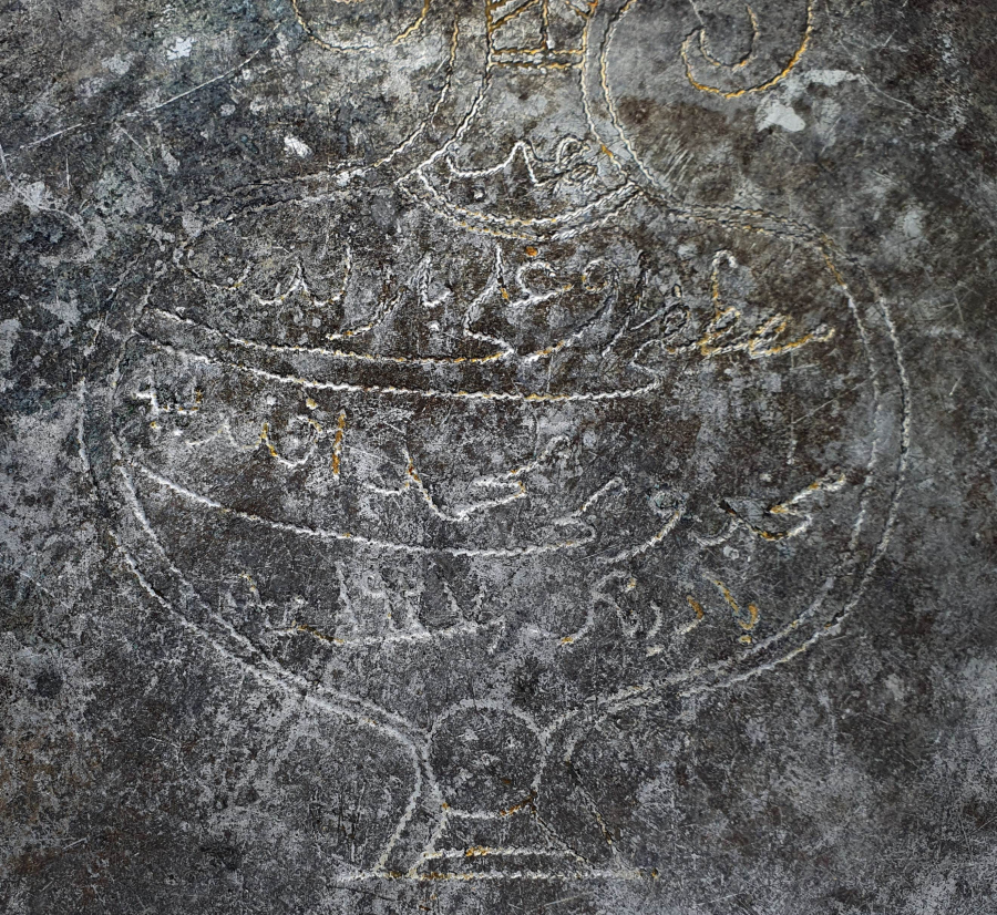 ÜZERİNDE KOÇ BOYNUZU VE OSMANLICA YAZI BULUNAN NADİR FORM KAHVE TEPSİSİ