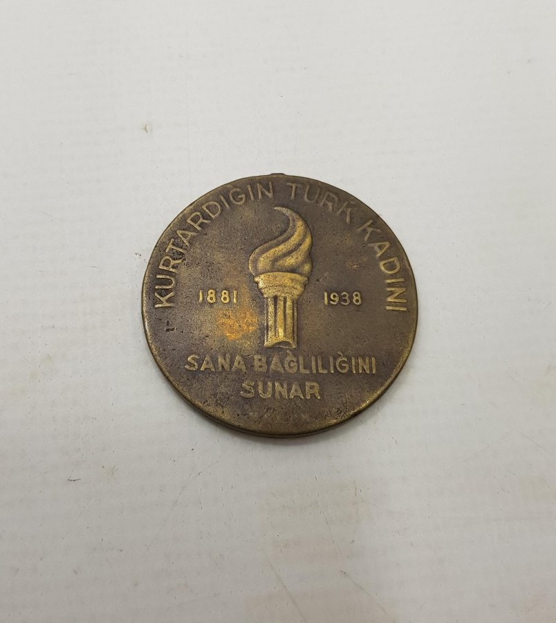 10 KASIM 1938 ATATÜRK KURTARDIĞIN TÜRK KADINI SANA BAĞLILIĞINI SUNAR MADALYON 
