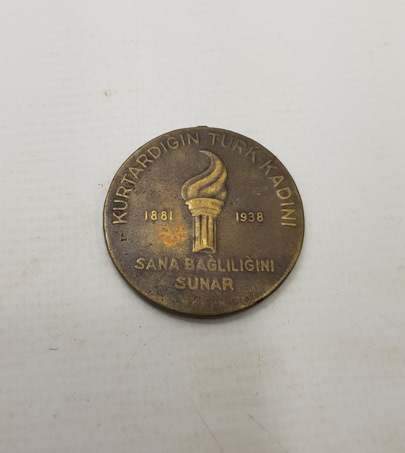 10 KASIM 1938 ATATÜRK KURTARDIĞIN TÜRK KADINI SANA BAĞLILIĞINI SUNAR MADALYON 
