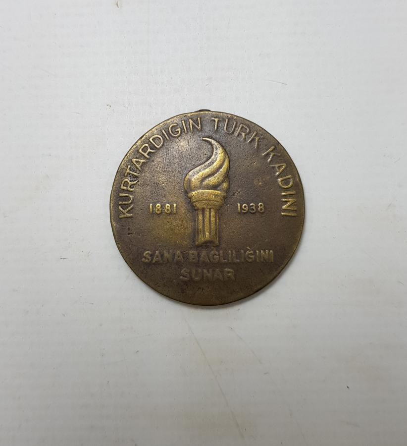 10 KASIM 1938 ATATÜRK KURTARDIĞIN TÜRK KADINI SANA BAĞLILIĞINI SUNAR MADALYON 