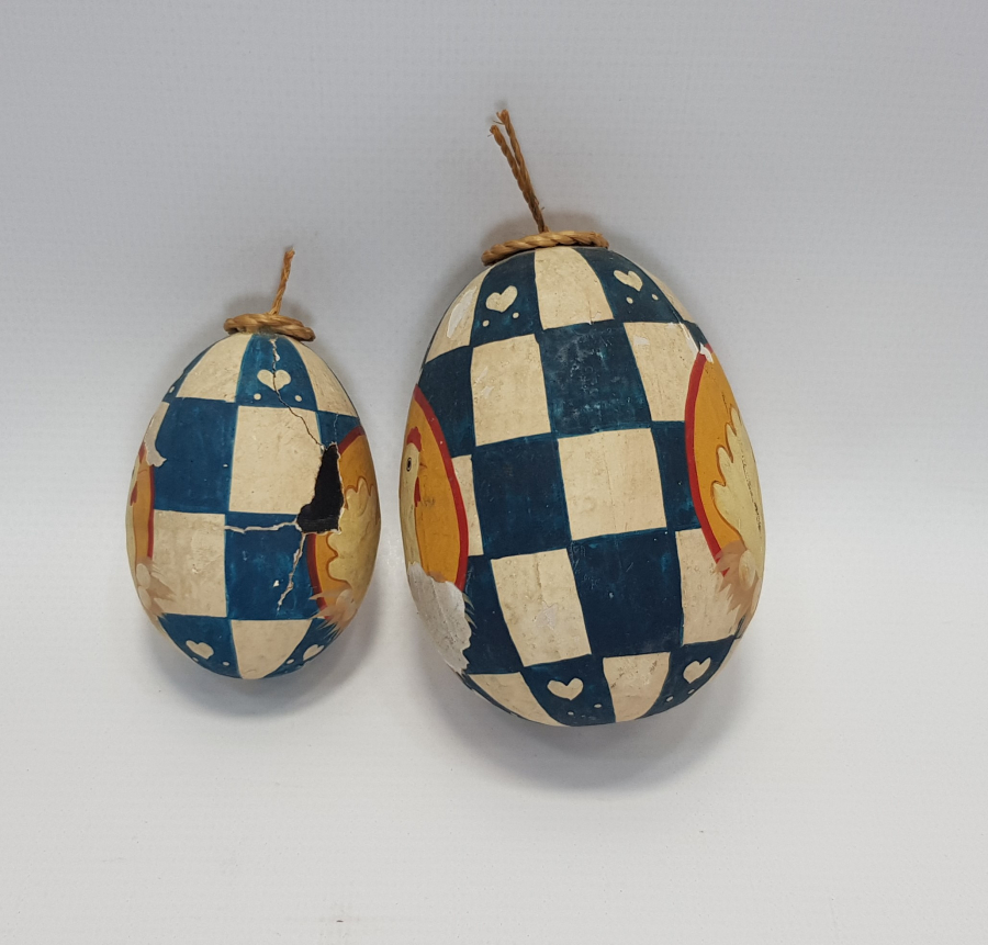 EL BOYAMA YUMURTLAYAN TAVUK RESİMLİ BİR ÇİFT AHŞAP PASKALYA YUMURTASI