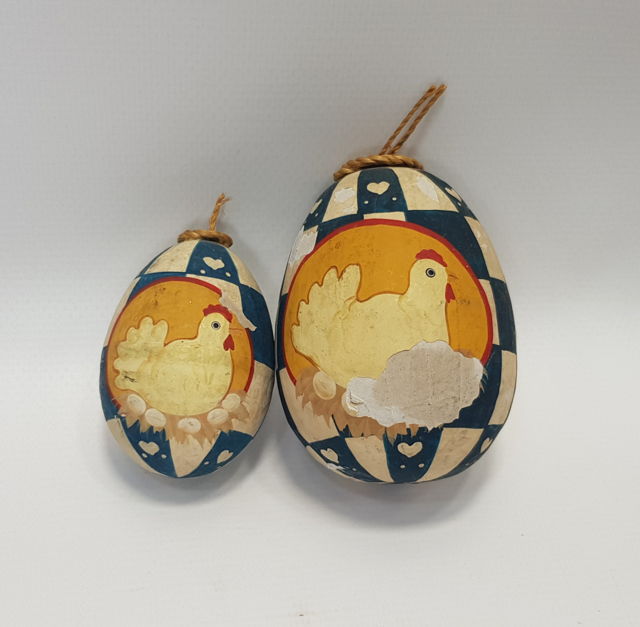EL BOYAMA YUMURTLAYAN TAVUK RESİMLİ BİR ÇİFT AHŞAP PASKALYA YUMURTASI