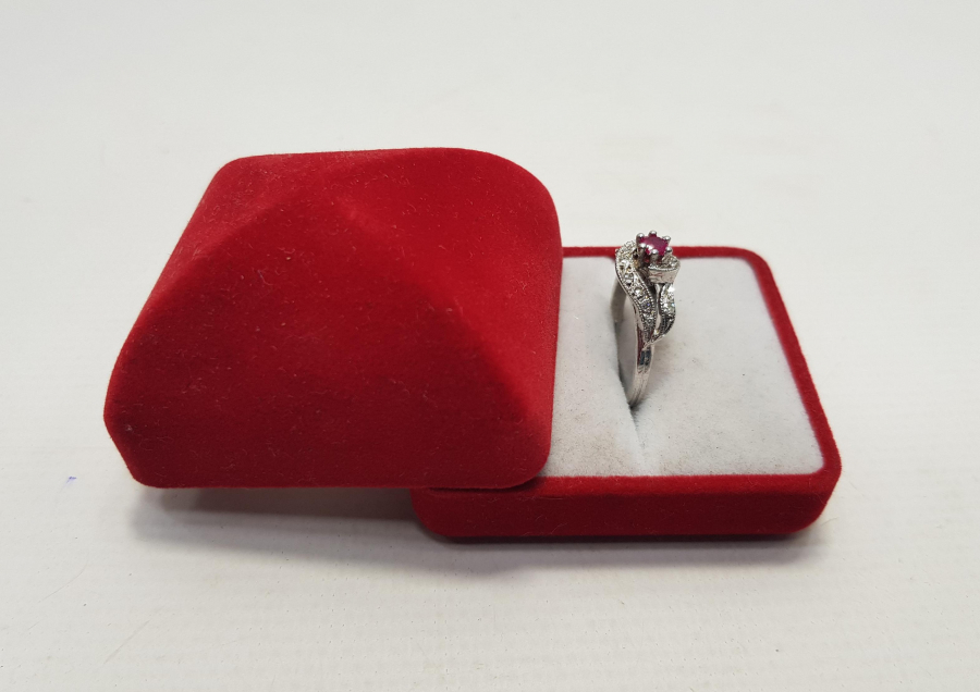 ORTASI YAKUT TAŞLI PIRLANTA YÜZÜK 